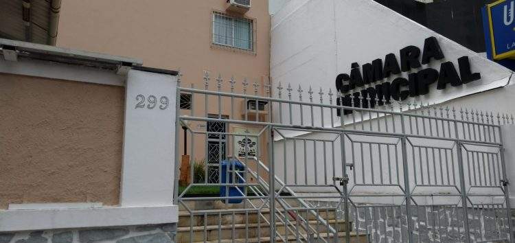 Vereadores de Guarapari convocam prefeito para explicações sobre as contas do município