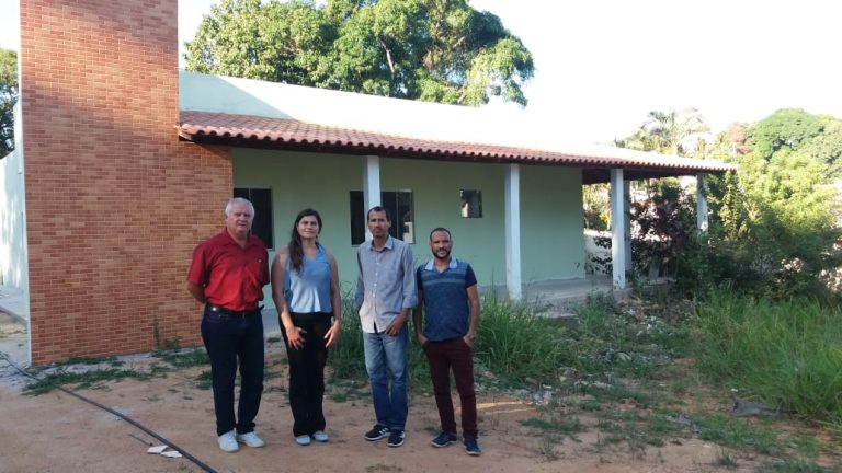 Vereadores visitam obra de unidade de saúde que está paralisada e deveria ter sido entregue há quase um ano