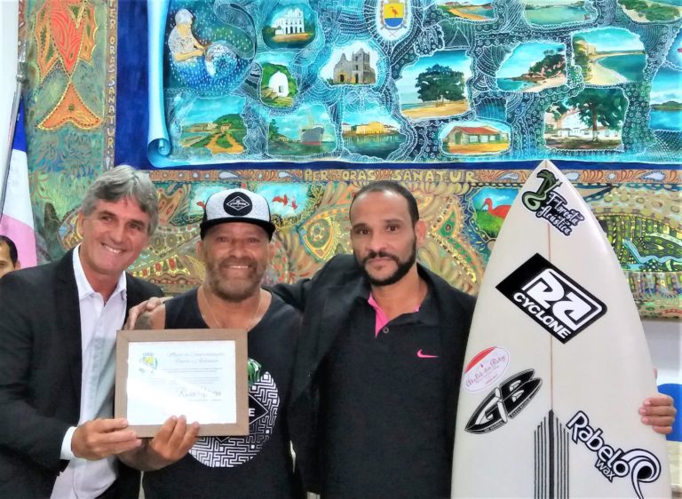 Vereadores de Guarapari-es homenageiam Médico e Surfista 
