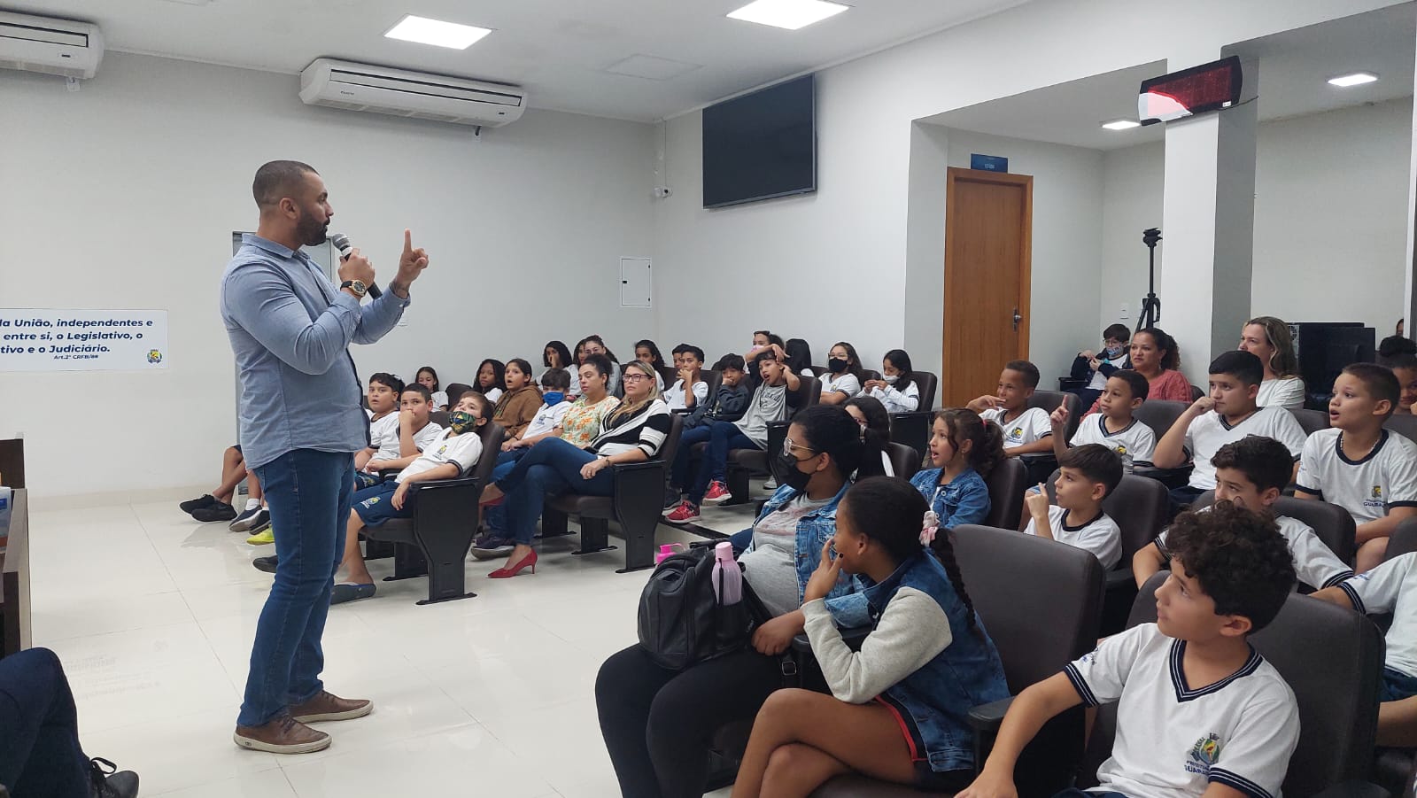 A visita foi guiada por um servidor efetivo da Casa, que realizou uma palestra e tirou as dúvidas das crianças.